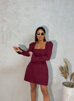 Mini bordo haljina dugih blago rasečenih rukava kvadratnog dekoltea i istaknutih ramena od skube
