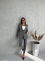 Sivo trendi odelo prugastog dezena sa dužim blejzerom i cigaret pantalonama