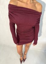 Mini svetlucava haljina dugih rukava i spuštenih ramena bordo boje