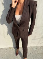 Braon trendi odelo prugastog dezena sa dužim blejzerom i cigaret pantalonama