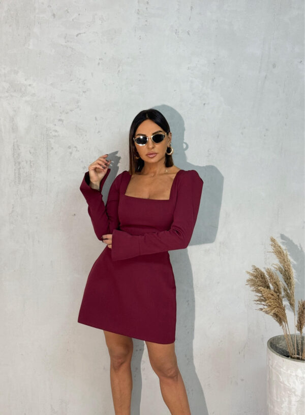Zayna Burgundy mini haljina dugih rukava Mini bordo haljina dugih blago rasečenih rukava kvadratnog dekoltea i istaknutih ramena od skube