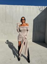 Elegantna mini bež svetlucava haljina otkrivenih ramena i leđa dugih rukava sa dekorativnim vezivanjem na kukovima