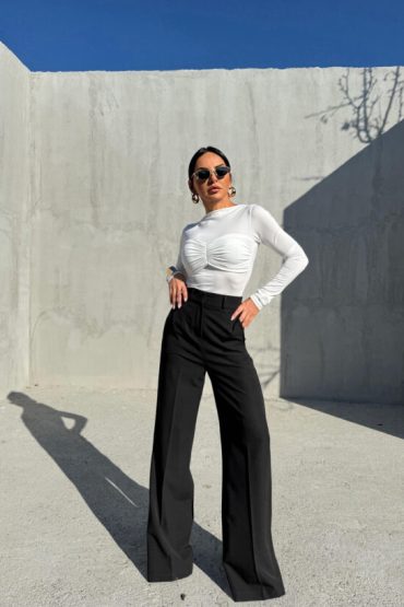 Crne trendy zvonaste pantalone visokog struka sa kosim džepovima