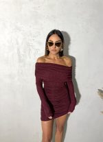 Mini svetlucava haljina dugih rukava i spuštenih ramena bordo boje