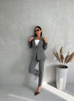Sivo trendi odelo prugastog dezena sa dužim blejzerom i cigaret pantalonama