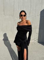 Elegantna mini crna svetlucava haljina otkrivenih ramena i leđa dugih rukava sa dekorativnim vezivanjem na kukovima