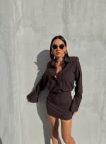 Mini prugasta braon haljina u formi košulje sa dugim rukavima i visokim manžetnama