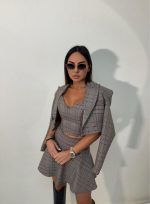 Mini karirana suknja visokog struka zemljanih tonova