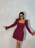 Mini bordo haljina dugih blago rasečenih rukava kvadratnog dekoltea i istaknutih ramena od skube