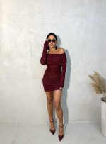 Mini svetlucava haljina dugih rukava i spuštenih ramena bordo boje