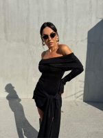 Elegantna mini crna svetlucava haljina otkrivenih ramena i leđa dugih rukava sa dekorativnim vezivanjem na kukovima