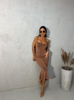 Elegantna braon svetlucava uska sirena haljina na bretele ispod kolena