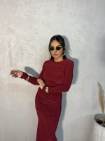 Duga uska elegantna bordo haljina dugih rukava sa naborima preko grudi i bokova