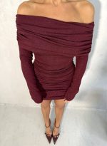 Mini svetlucava haljina dugih rukava i spuštenih ramena bordo boje