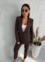 Braon trendi odelo prugastog dezena sa dužim blejzerom i cigaret pantalonama