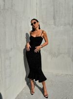 Elegantna crna svetlucava uska sirena haljina na bretele ispod kolena