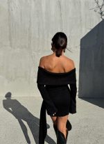 Elegantna mini crna svetlucava haljina otkrivenih ramena i leđa dugih rukava sa dekorativnim vezivanjem na kukovima
