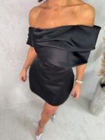 Mini crna satenska elegantna haljina spuštenih ramena sa dekorativnim spuštenim rukavom