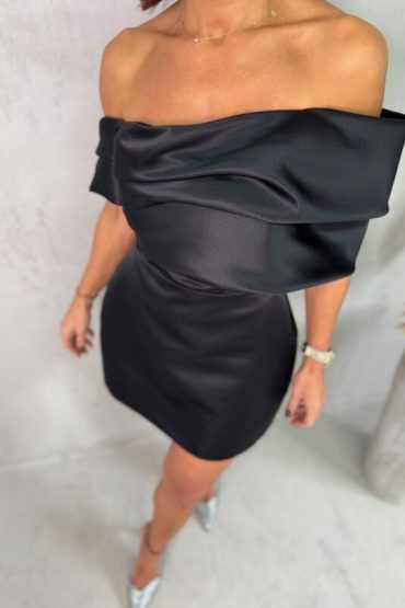 Mini crna satenska elegantna haljina spuštenih ramena sa dekorativnim spuštenim rukavom