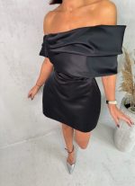 Mini crna satenska elegantna haljina spuštenih ramena sa dekorativnim spuštenim rukavom