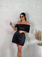 Mini crna satenska elegantna haljina spuštenih ramena sa dekorativnim spuštenim rukavom