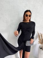 Mala crna haljina dugih rukava sa dekorativnim isprepletanim trakama preko grudi i trakama na vezivanje preko bokova