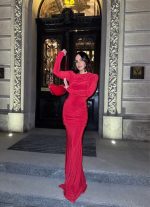 Duga uska elegantna crvena haljina dugih rukava sa naborima preko grudi i bokova