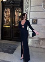 Duga crna elegantna svetlucava haljina rasečenih dugih rukava sa šlicem, dubokog rasečenog dekoltea