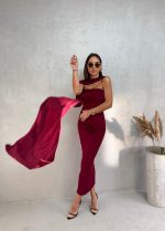 Midi bordo uska haljina od likre bez bretela sa naboranim detaljima i dugim plaštom ispod kolena