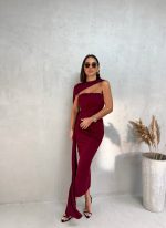 Midi bordo uska haljina od likre bez bretela sa naboranim detaljima i dugim plaštom ispod kolena