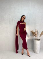 Midi bordo uska haljina od likre bez bretela sa naboranim detaljima i dugim plaštom ispod kolena