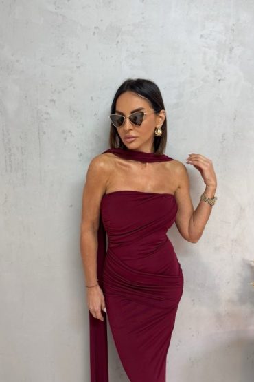 Midi bordo uska haljina od likre bez bretela sa naboranim detaljima i dugim plaštom ispod kolena