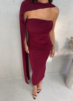 Midi bordo uska haljina od likre bez bretela sa naboranim detaljima i dugim plaštom ispod kolena