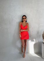 Mini crvena elegantna strukirana haljina na bretele sa V dekolteom otvorenih leđa