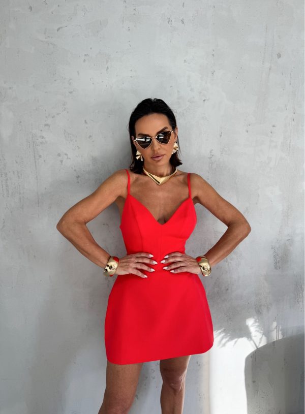 Rebecca Red mini haljina Mini crvena elegantna strukirana haljina na bretele sa V dekolteom otvorenih leđa