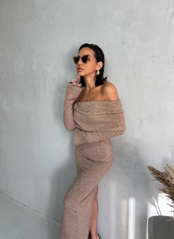 Jamila Mocha trikotažni komplet Dvodelni rebrasti trikotažni komplet braon nijanse – duga suknja sa šlicem i i crop top bluza spuštenih ramena