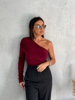 Bordo trendi asimetrična bluza sa jednim rukavom i naborom preko grudi