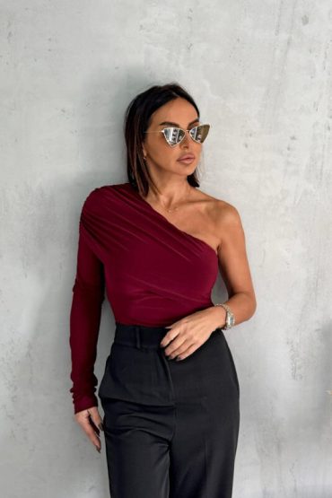 Bordo trendi asimetrična bluza sa jednim rukavom i naborom preko grudi