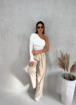 Bela trendi asimetrična bluza sa jednim rukavom i naborom preko grudi