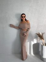 Dvodelni rebrasti trikotažni komplet braon nijanse – duga suknja sa šlicem i i crop top bluza spuštenih ramena
