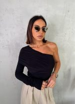 Crna trendi asimetrična bluza sa jednim rukavom i naborom preko grudi