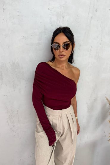 Bordo trendi asimetrična bluza sa jednim rukavom i naborom preko grudi