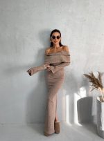 Dvodelni rebrasti trikotažni komplet braon nijanse – duga suknja sa šlicem i i crop top bluza spuštenih ramena