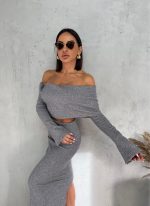 Sivi dvodelni rebrasti trikotažni komplet – duga suknja sa šlicem i i crop top bluza spuštenih ramena