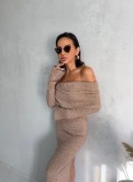 Dvodelni rebrasti trikotažni komplet braon nijanse – duga suknja sa šlicem i i crop top bluza spuštenih ramena