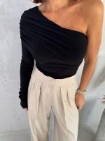Crna trendi asimetrična bluza sa jednim rukavom i naborom preko grudi