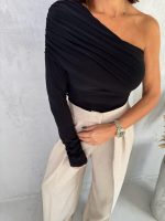 Crna trendi asimetrična bluza sa jednim rukavom i naborom preko grudi