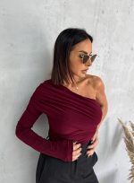 Bordo trendi asimetrična bluza sa jednim rukavom i naborom preko grudi