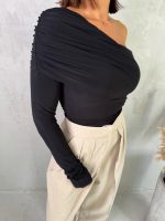 Crna trendi asimetrična bluza sa jednim rukavom i naborom preko grudi