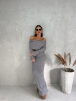 Sivi dvodelni rebrasti trikotažni komplet – duga suknja sa šlicem i i crop top bluza spuštenih ramena
